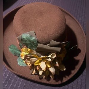 Wool 100 % women s hat, excellent condition